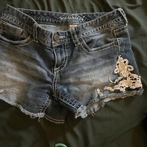 Distressed laced short